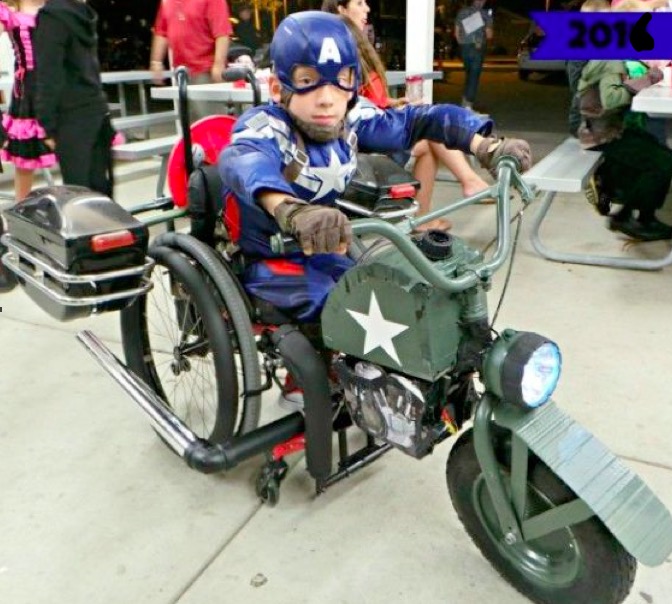 Este padre transforma la silla de ruedas de su hijo para hacerlo feliz